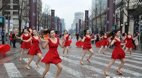 捷克街头 吃瓜,吃瓜群众的趣味生活剪影