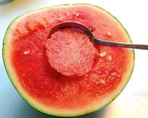 用勺子吃紫瓜,探寻传统美食的独特魅力