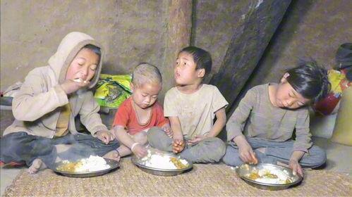 给翠花送瓜吃,翠花喜收瓜果情谊浓