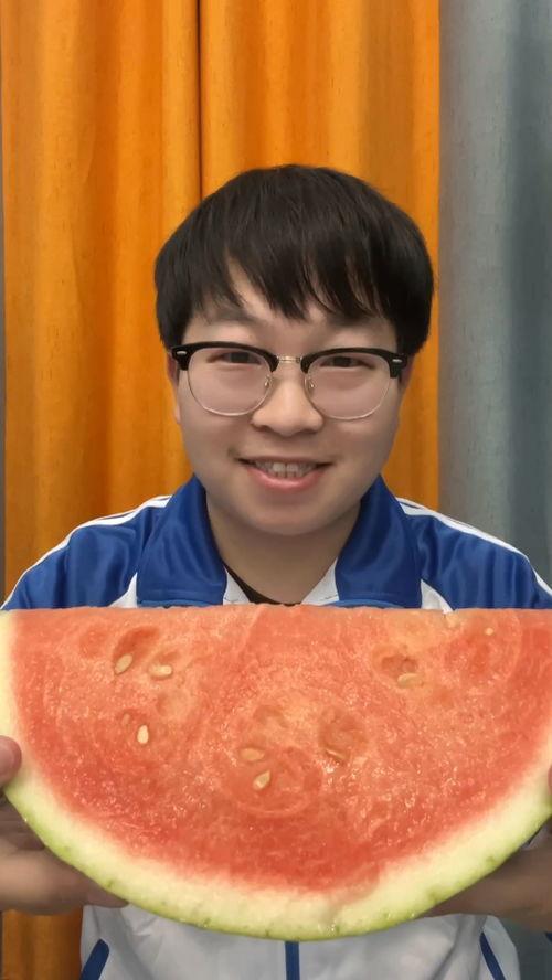 西瓜沉浸式吃瓜,一场味蕾与视觉的双重盛宴