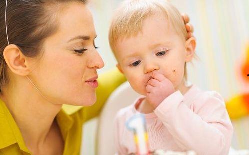 孩子给爸爸吃瓜,孩子与爸爸的温馨食趣时光