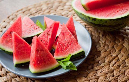 公园板凳吃瓜,公园板凳上的夏日吃瓜时光