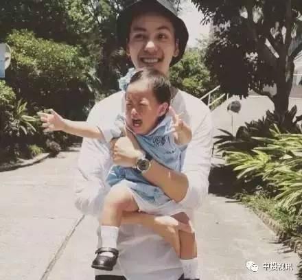 抱小孩图片吃瓜,共享夏日亲子时光