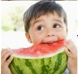 小孩吃瓜可爱头像,捕捉孩子吃瓜的可爱瞬间