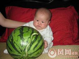 印度小孩吃瓜搞笑,萌态百出引网友爆笑