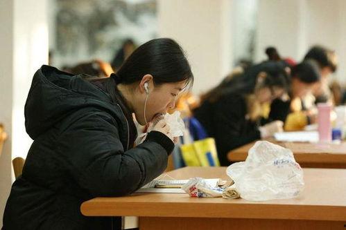 自习后吃瓜边看书