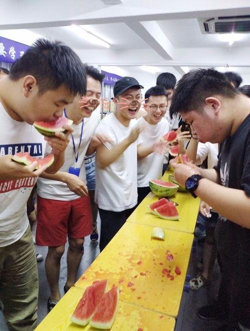 上课吃瓜吃到饱,吃瓜吃到饱的欢乐时光